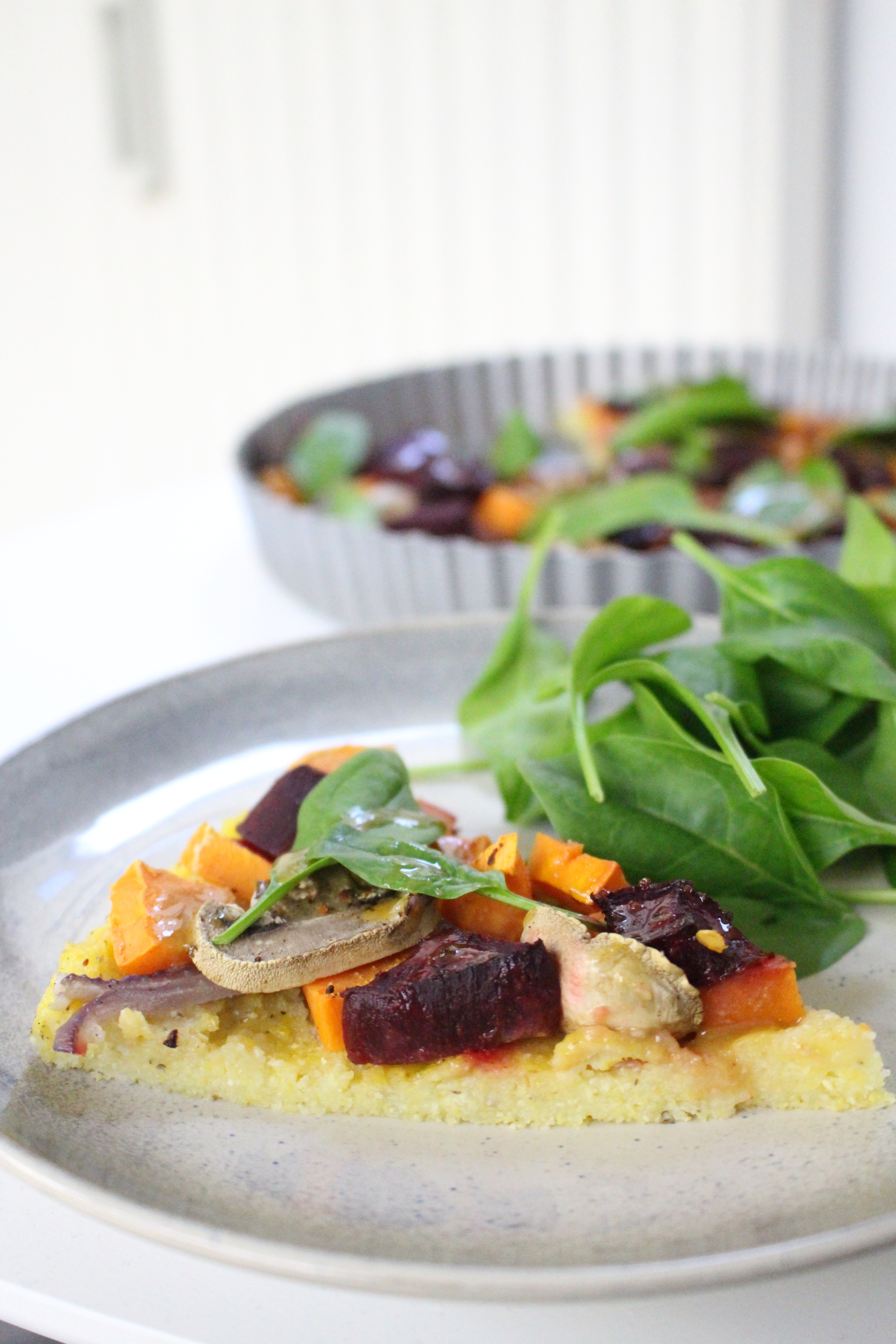 http://www.totallyanna.com/polenta-pizza-mit-roten-rueben-und-babyspinat